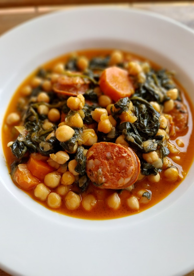 Una foto de Garbanzos estofados con chorizo y espinacas