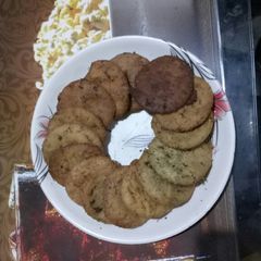 A picture of Namkeen methi puri.