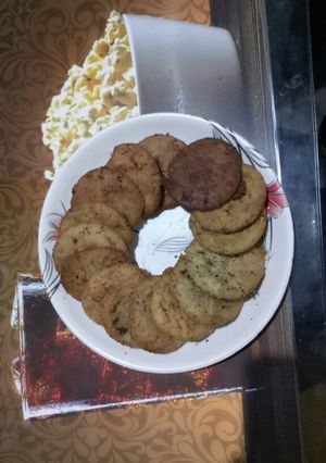 A picture of Namkeen methi puri.