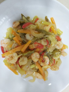 Una foto de Wok de verduras con gambas