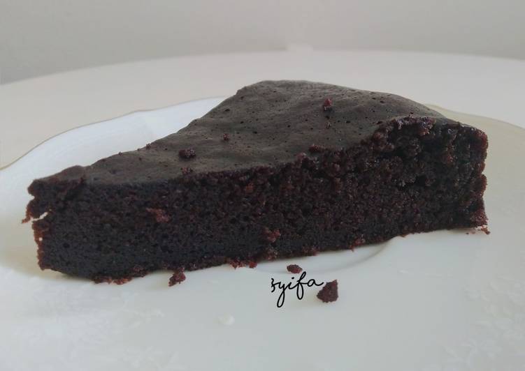 Langkah Mudah untuk Menyiapkan Easy Steamed Chocolate Cake yang Enak Banget