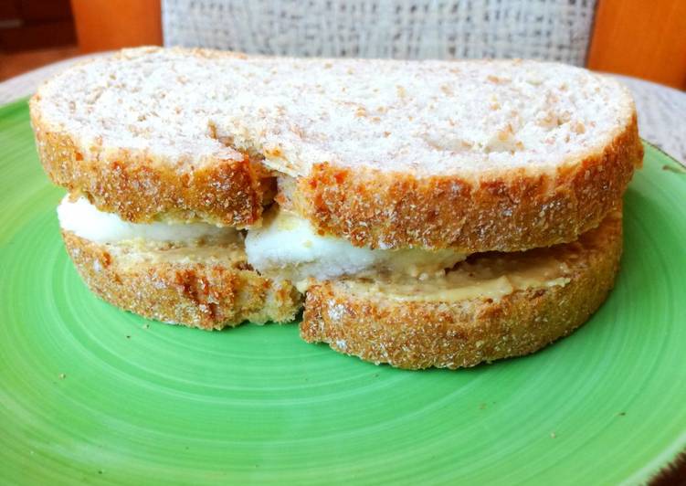 Sándwich integral de plátano y crema de cacahuete (real food)