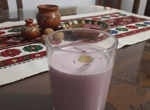 Una foto de Sopa fría de col morada, yogur y pepino