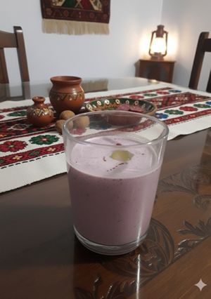 Una foto de Sopa fría de col morada, yogur y pepino