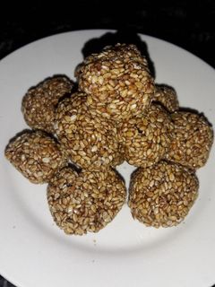 तिल और गुड़ के लड्डू (Til aur gur ke ladoo recipe in hindi) रेसिपी मुख्य फोटो