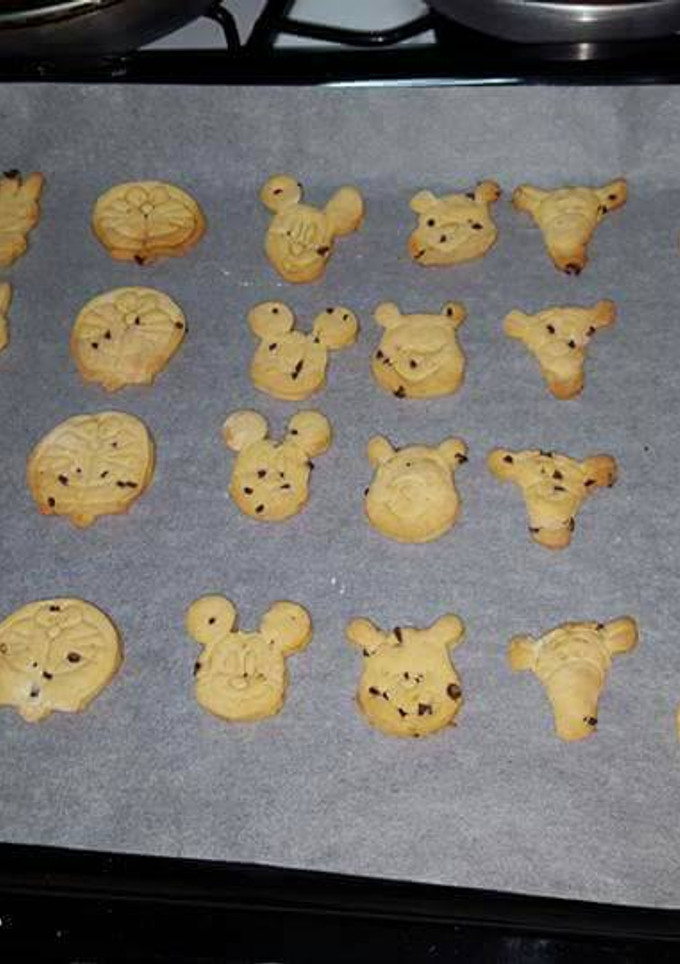 Una foto de Galletas de mantequilla con chips de chocolate y ralladura de na