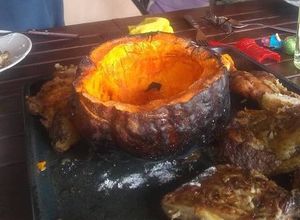 Una foto de Asado a las brasas de zapallo criollo en aluminio desemillado