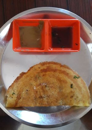 हरी मिर्च अदरक और हरे धनिया से भरा मूंग दाल चीला रेसिपी मुख्य फोटो