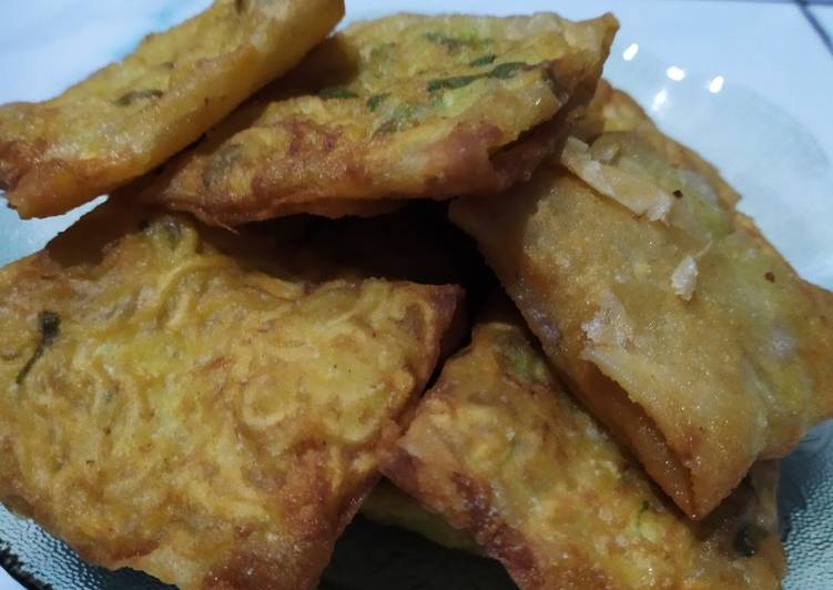 Martabak telmi (telor + mie)