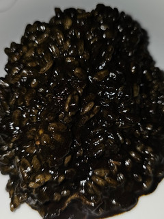 Una foto de Arroz negro con pastas coreanas