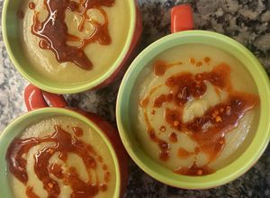 Una foto de Sopa Cremosa de Puerro y Papa con Emulsión Picosa