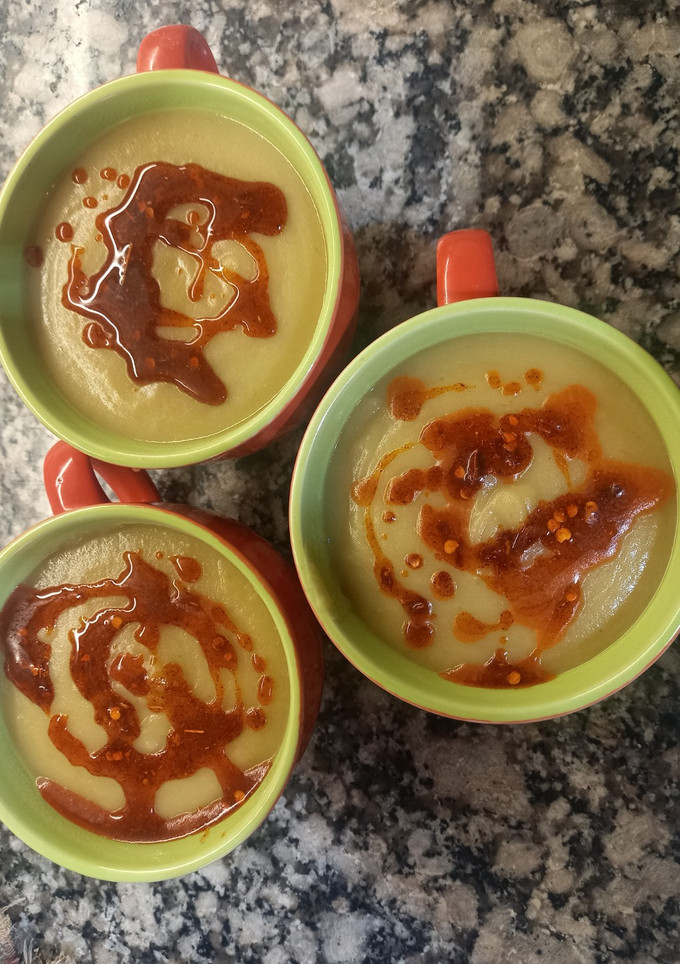 Una foto de Sopa Cremosa de Puerro y Papa con Emulsión Picosa