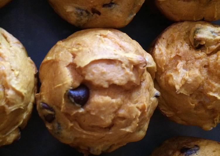 Steps to Prepare Perfect Easy Pumpkin &amp; Chocolate Chip Muffins