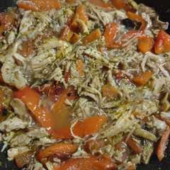 Una foto de Pollo desmenuzado con verduras