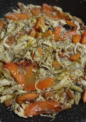 Una foto de Pollo desmenuzado con verduras