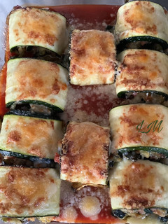 Una foto de Rollitos de calabacín rellenos de jamón serrano y queso de cabra