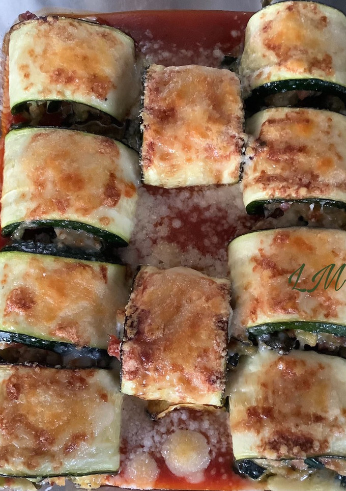 Una foto de Rollitos de calabacín rellenos de jamón serrano y queso de cabra