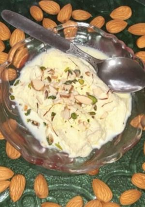 A picture of Yummy bread malai roll.