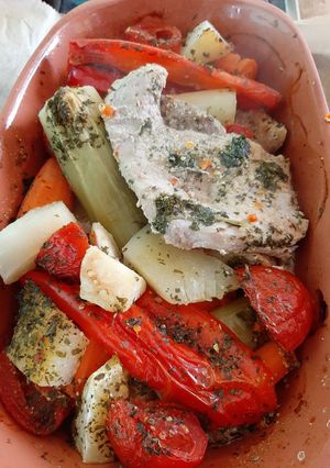 Pataki tálban elkészített hús, zöldségekkel 🥔🥕🍅🌶🥩 recept fotója