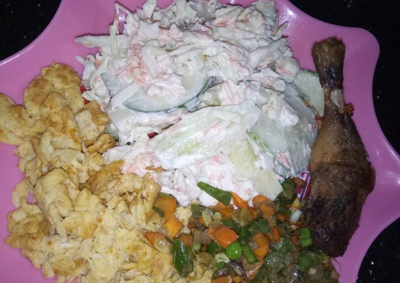 Recipe of Speedy Salad + stir fried veggies + fried eggs + grilled
chicken