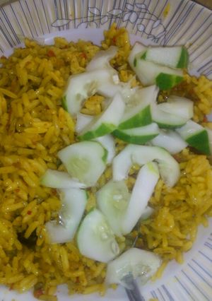A picture of Yellow jellof and cucumber.