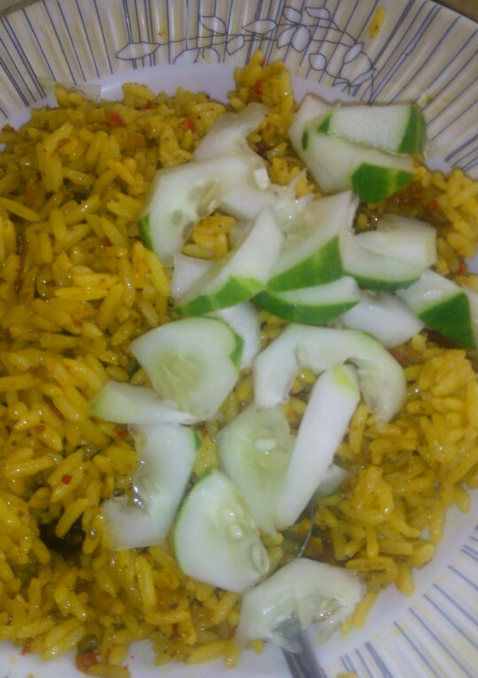 A picture of Yellow jellof and cucumber.