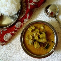 A picture of Bendekai sambar/ Okra sambar:.