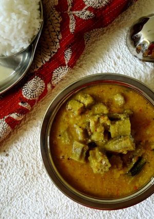 A picture of Bendekai sambar/ Okra sambar:.