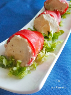 Una foto de Pimientos rellenos de queso, atún y anchoa