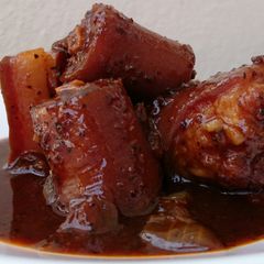 A picture of Black Pepper Pork With Onion Stew.