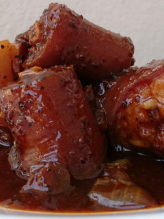 A picture of Black Pepper Pork With Onion Stew.