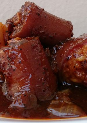 A picture of Black Pepper Pork With Onion Stew.