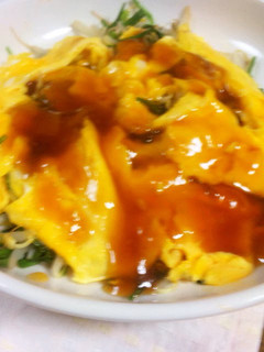 A picture of Stir-fried Bean Sprouts, Garlic Chives, and Eggs with Chinese-style Sauce.