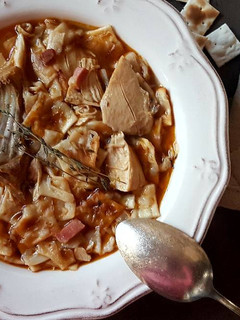 Una foto de Gazpachos manchegos con pollo, conejo y jamón