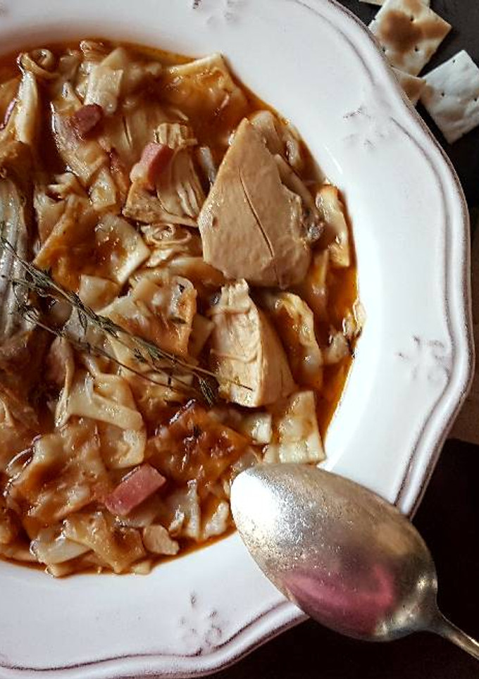 Una foto de Gazpachos manchegos con pollo, conejo y jamón
