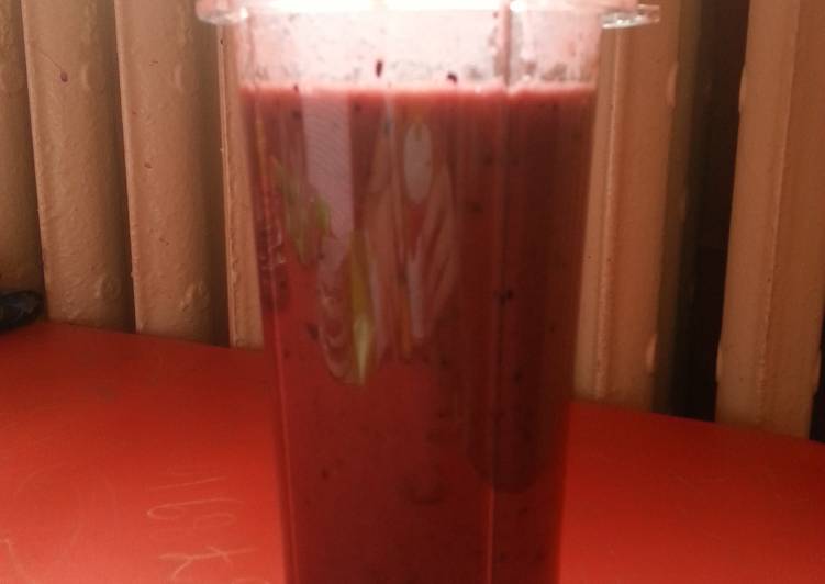 Banana Kiwi and Berry Smoothie