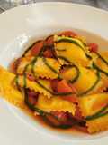 Ravioli ripieni di burrata con sugo di pomodorini con basilico