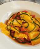 Ravioli ripieni di burrata con sugo di pomodorini con basilico