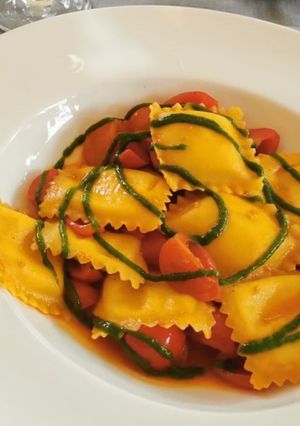 Foto di Ravioli ripieni di burrata con sugo di pomodorini con basilico