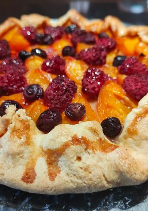 Une photo de Tarte rustique aux abricots, framboises et myrtilles
