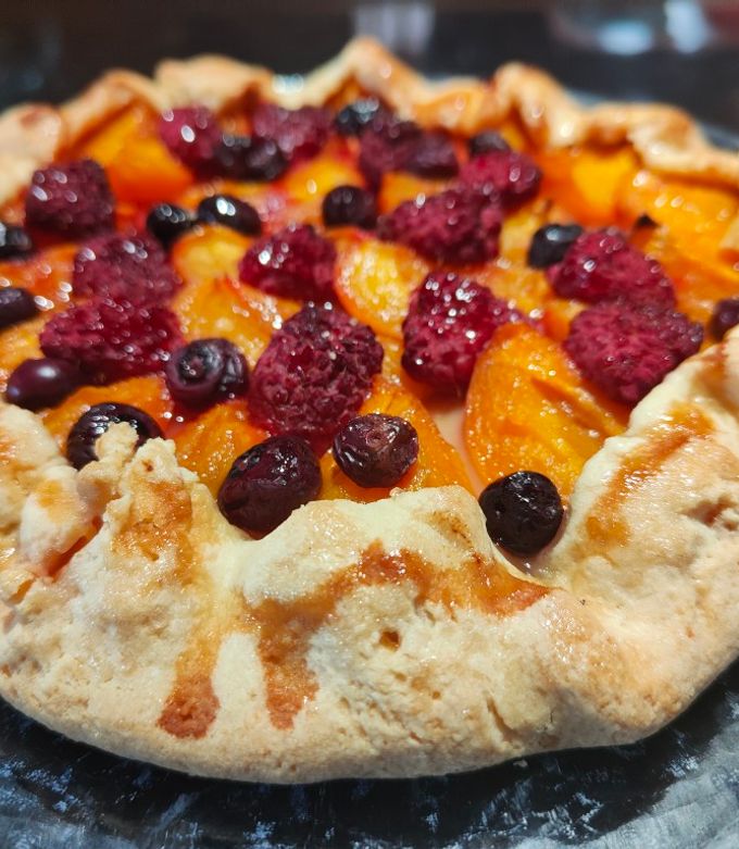 Une photo de Tarte rustique aux abricots, framboises et myrtilles