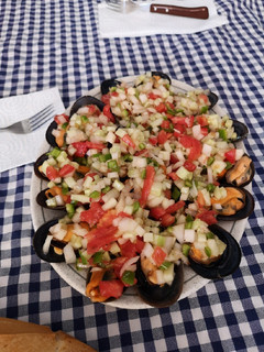 Una foto de Mejillones con pipirrana