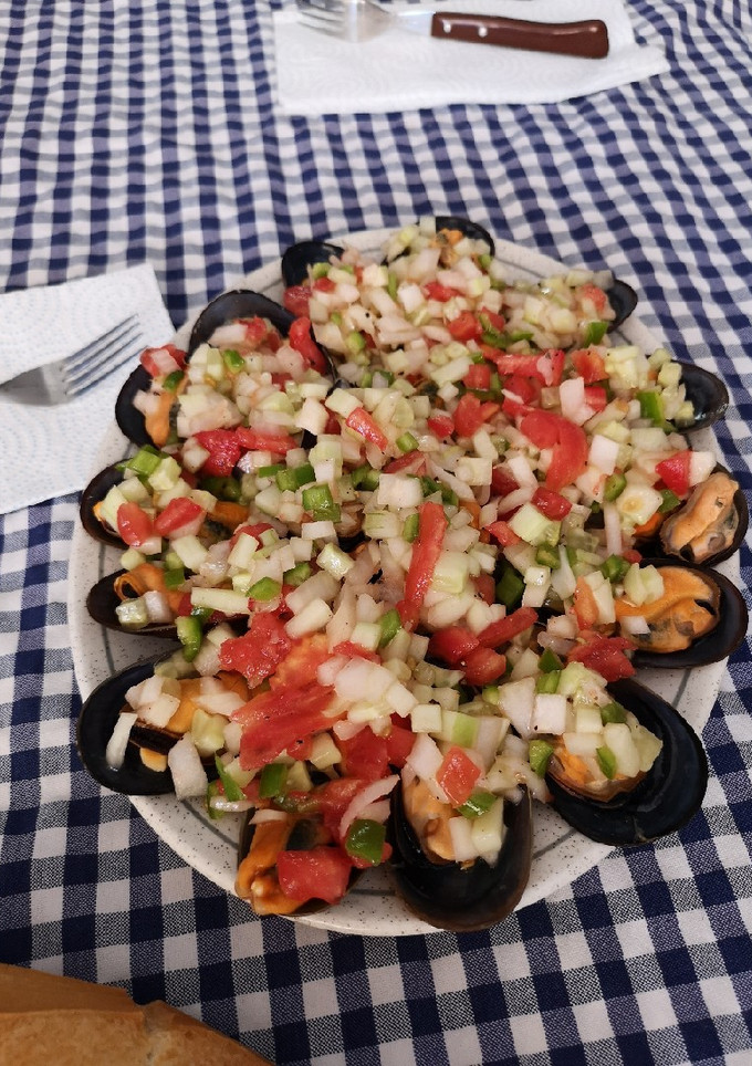 Una foto de Mejillones con pipirrana