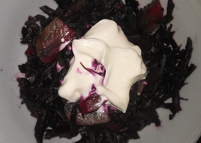 Салат из свёклы и солёного огурца со сметаной