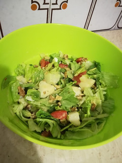 Una foto de Ensalada con patata, huevo y nueces