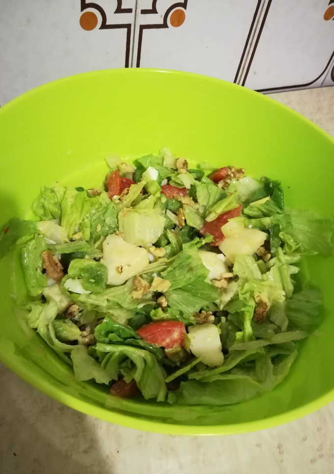 Una foto de Ensalada con patata, huevo y nueces