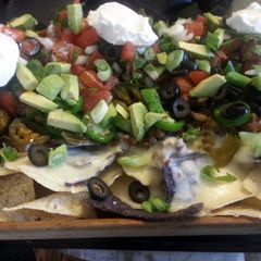 A picture of Super duper nachos.