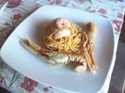 Una foto di linguine agli scampi