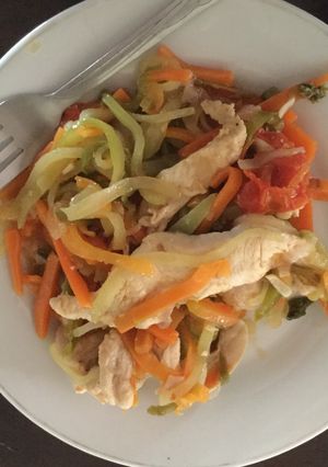 Una foto de Pollo con vegetales