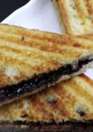 A picture of Chocolate banana sandwich.